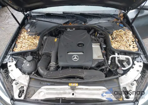 2018 Mercedes-Benz C 300 z USA, uszkodzony, nr VIN 55SWF4JB4JU275114